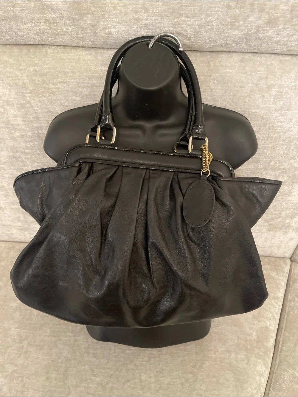 💯 authentic Black Leather Pleated Tote Handbag with Gold Tag - Picture 5 of 11